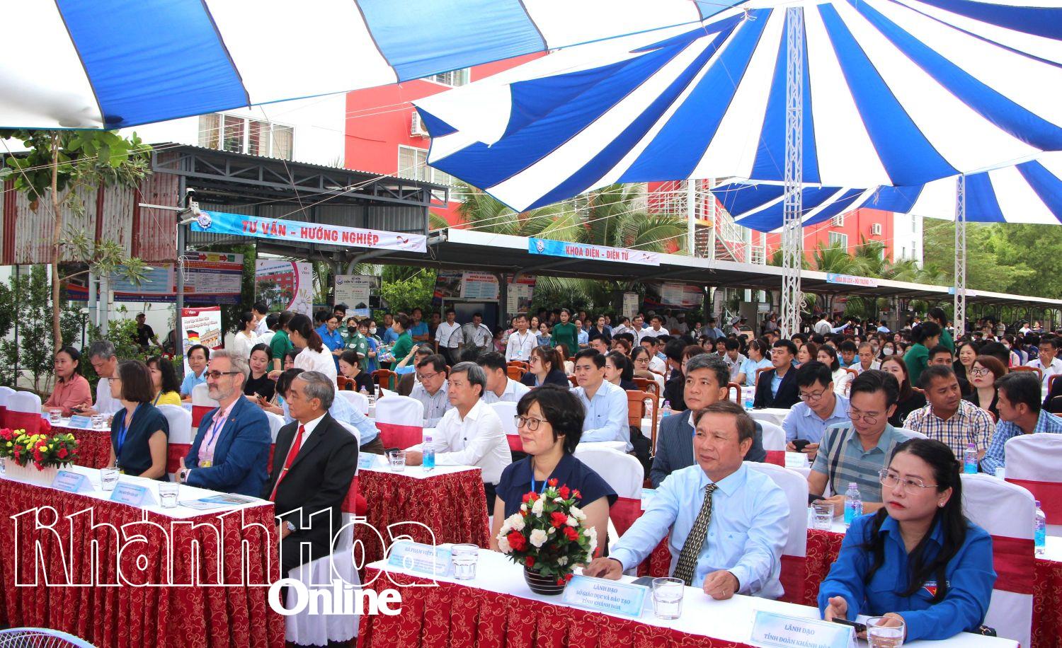 GẦN 1.000 HỌC SINH, SINH VIÊN THAM GIA CHƯƠNG TRÌNH CHUYẾN XE HƯỚNG NGHIỆP ĐỨC
